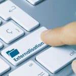 Faut-il externaliser la veille, la conformité et la gestion qualité ?